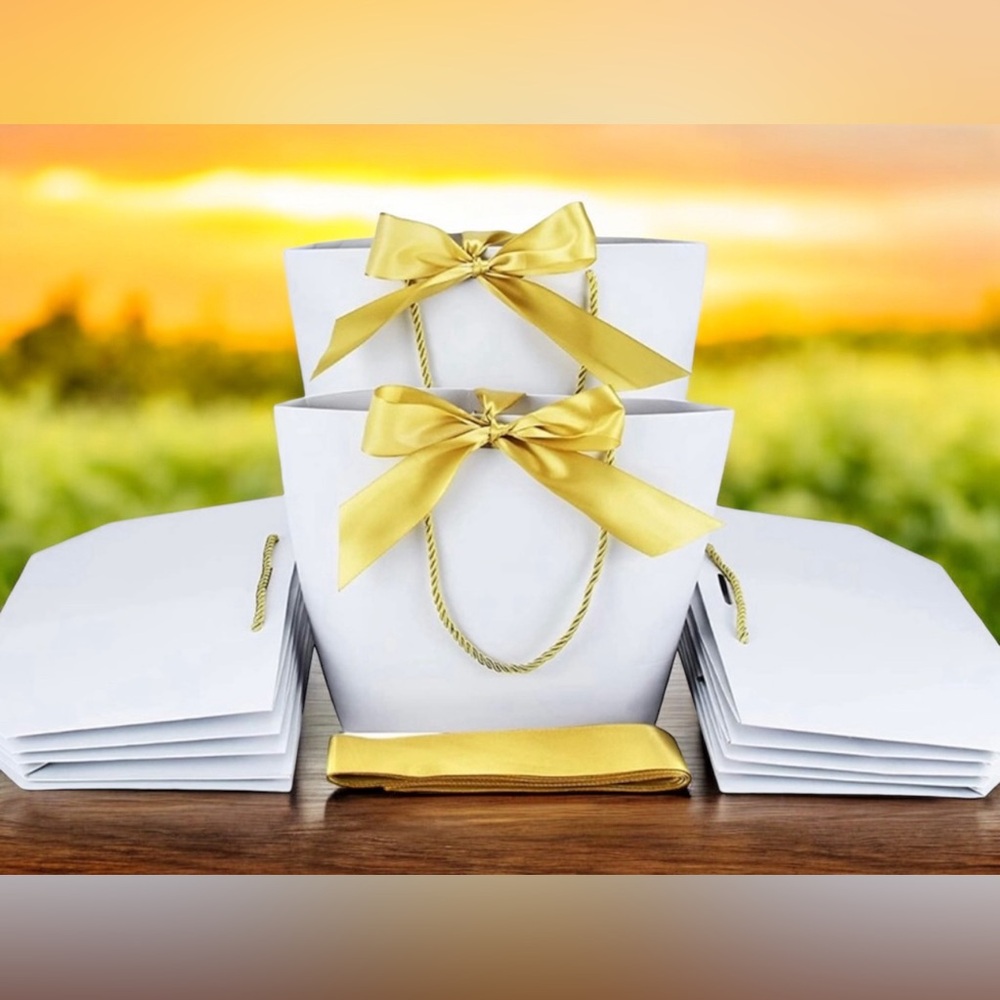 ⭐️ NWT 12 gift bags.